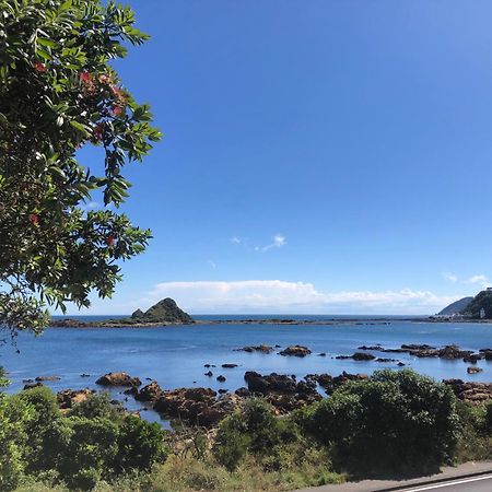 Seafront Haven In Island Bay With Deck, Outdoor Bath, And Parking Apartment Wellington Exterior photo