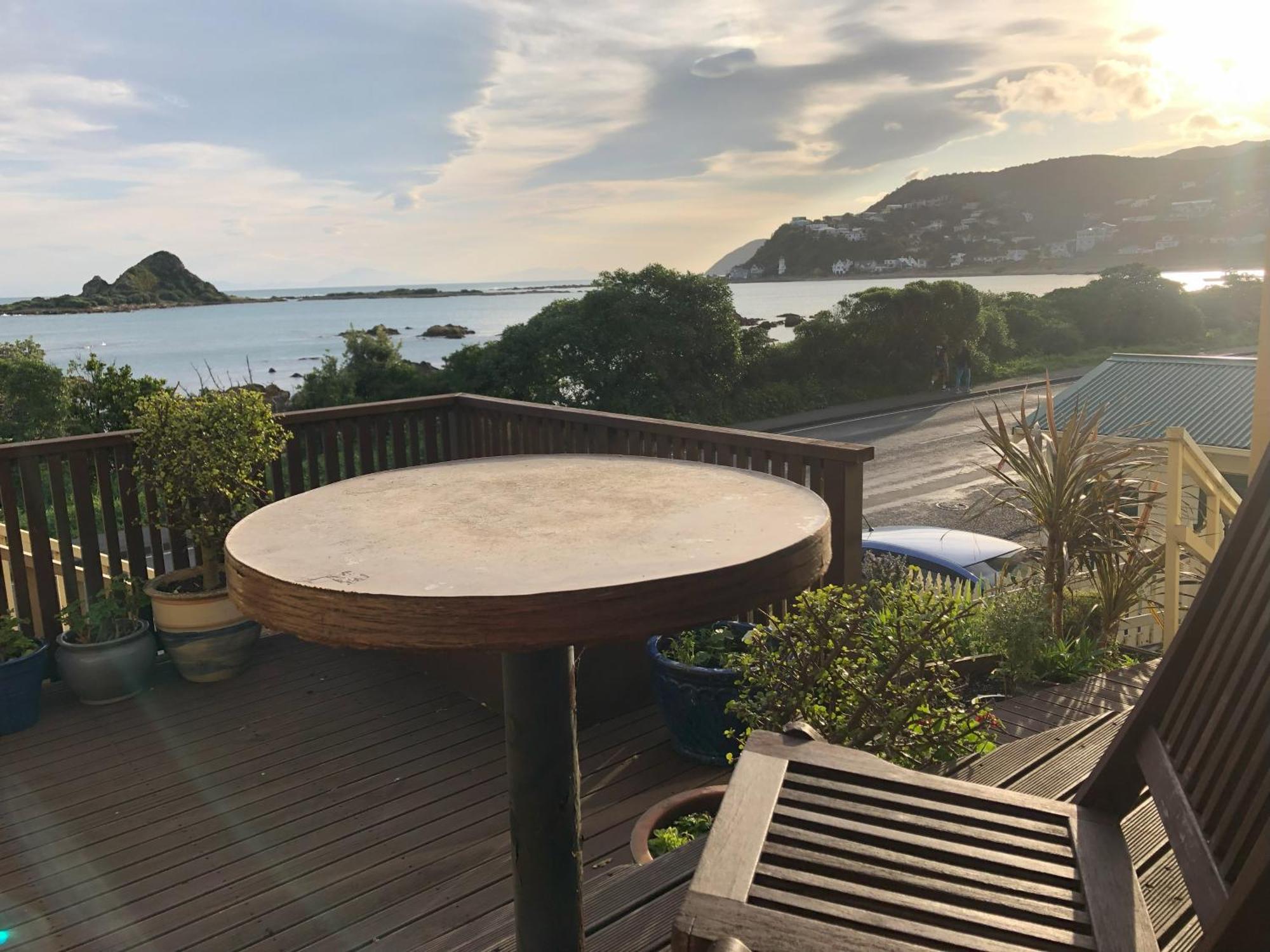Seafront Haven In Island Bay With Deck, Outdoor Bath, And Parking Apartment Wellington Exterior photo
